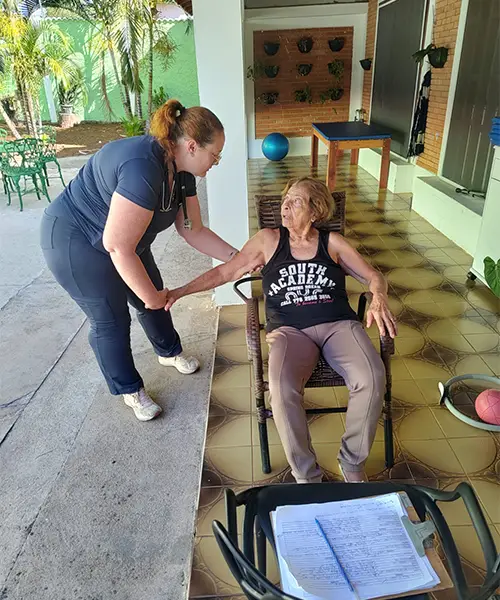 Equipe médica no Centro de Idosos em Águas da Prata, SP